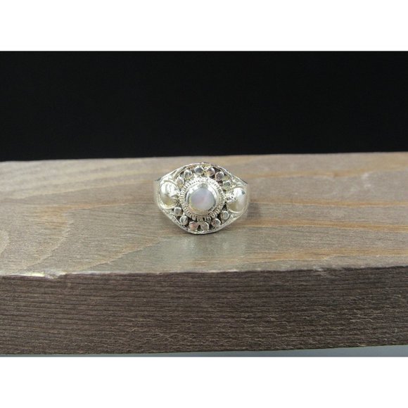 Jewelry - Size 5.5 Sterling Silver Orb Pattern White Shell Dainty Band Ring